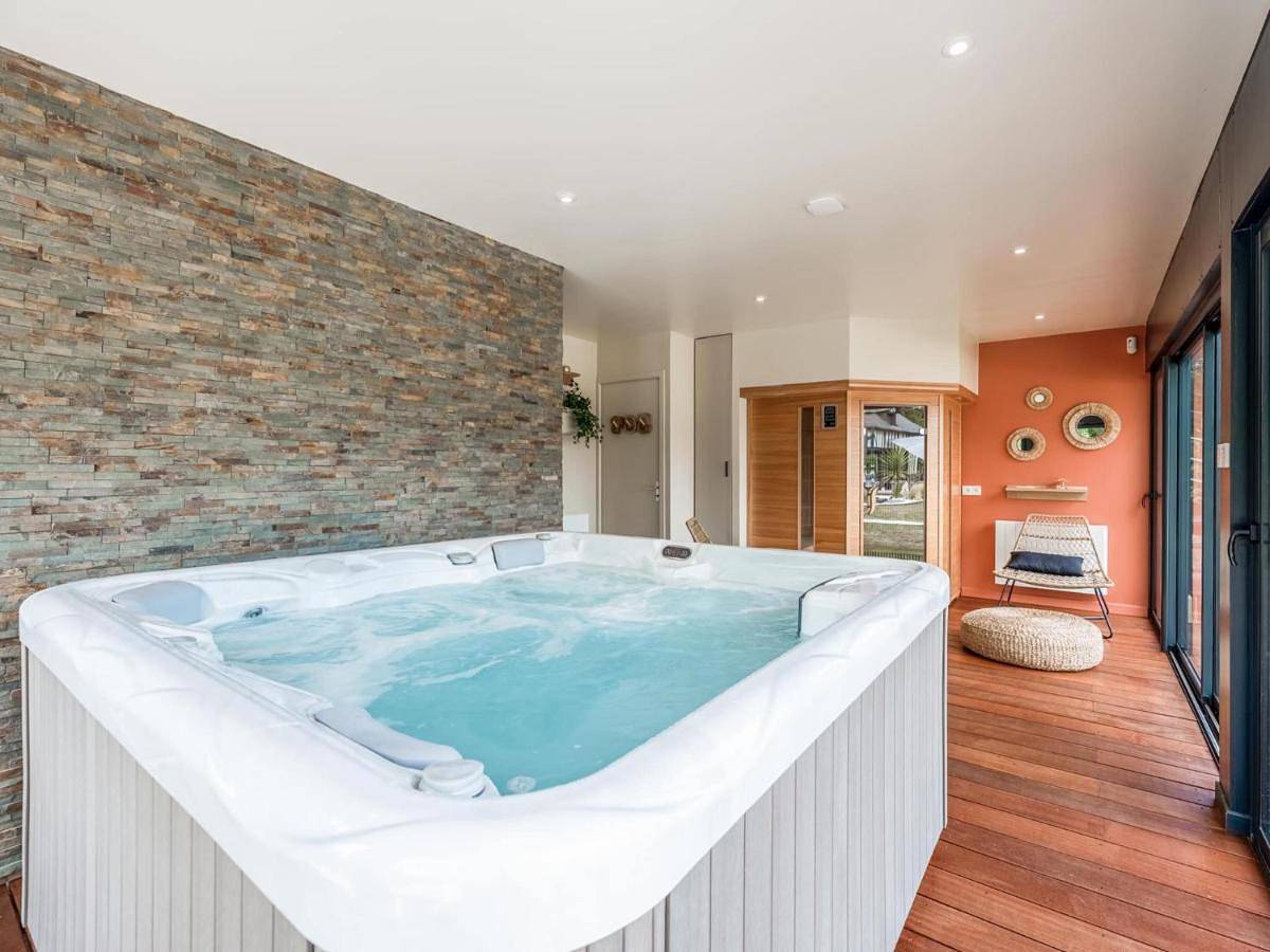 Le Jardin des Hespérides - Piscine intérieure, Jacuzzi et Sauna in Fourmetot, Région de Bernay