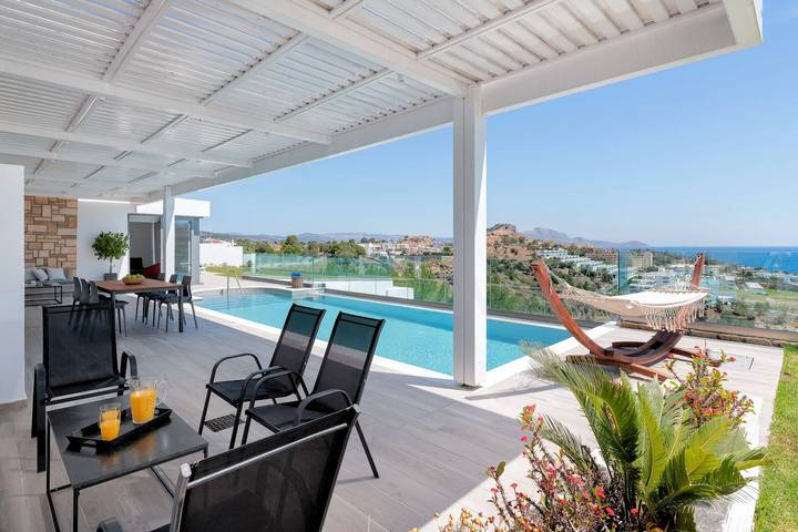 Ferienhaus für 10 Personen, mit Pool und Meerblick sowie Garten und Balkon