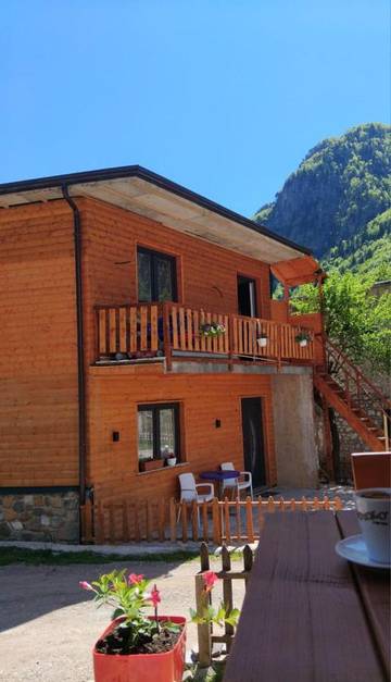Maison d’hôte pour 2 personnes, avec vue ainsi que jardin et balcon, animaux acceptés dans Theth
