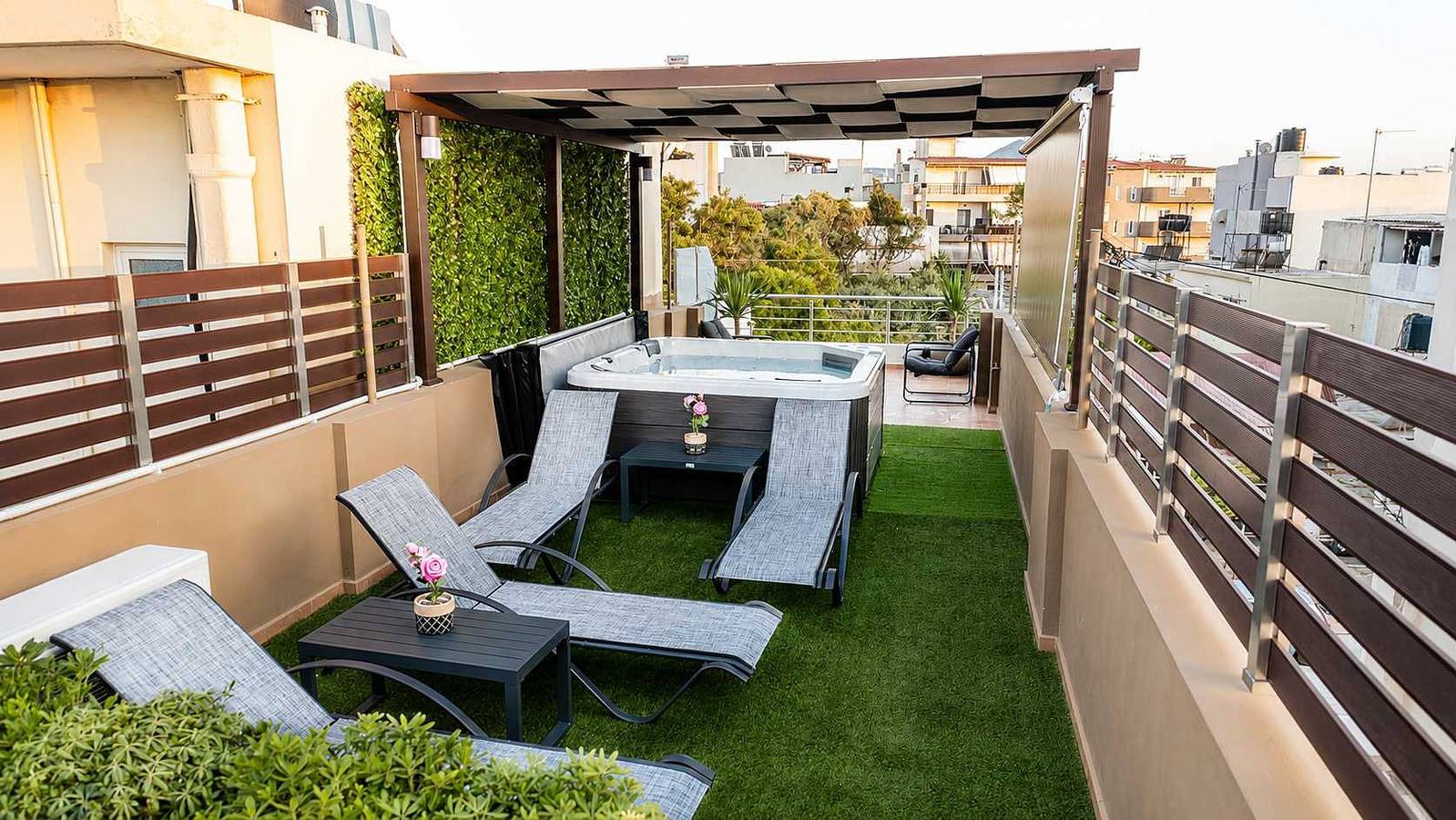 Fems | Luxury 3-Level Home w/ Private Jacuzzi in Nea Alikarnassos, Iraklio-Heraklion und Umgebung