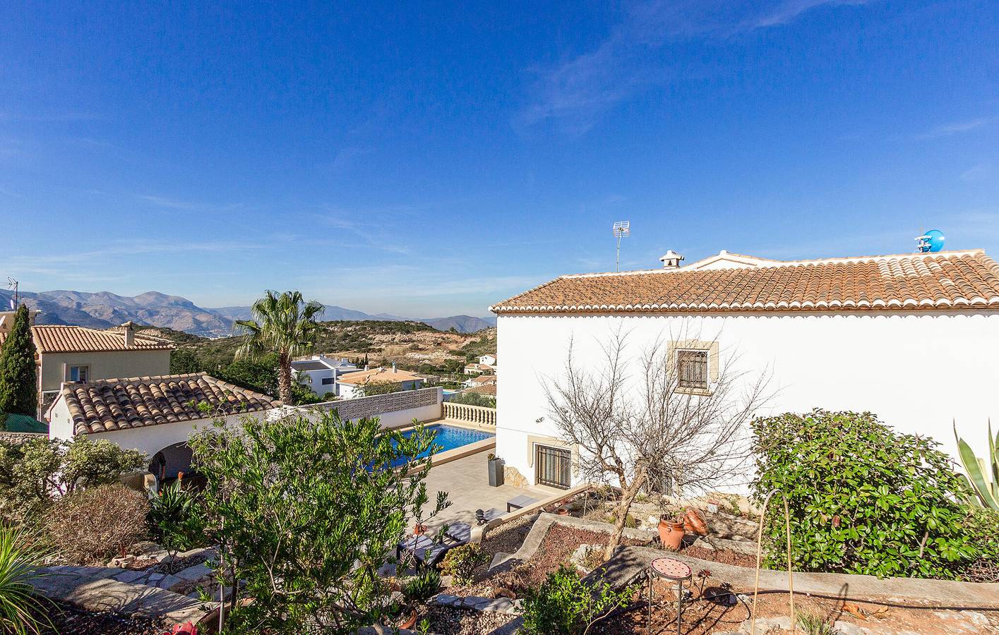 Amplio apartamento de 180 m2 con piscina, terraza y WiFi in Ráfol de Almunia, Costa Blanca