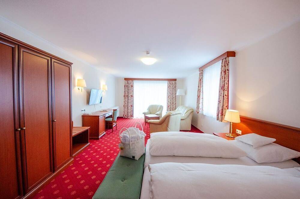 Doppelzimmer mit Ruhebett - Hotel Ossiacher See**** in Steindorf am Ossiacher See, Bezirk Feldkirchen