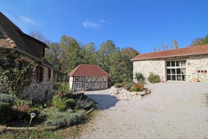 Location de vacances pour 12 personnes, avec jacuzzi et piscine ainsi que terrasse et jardin, animaux acceptés à Nexon