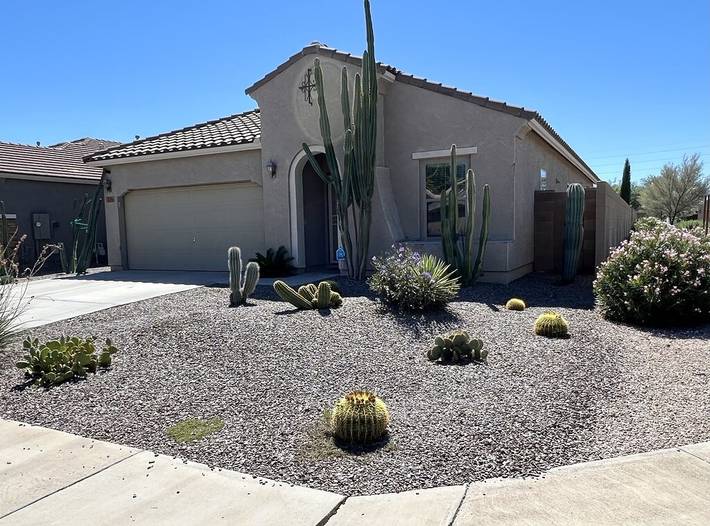 Vacation rental for 8 people, with yard and hot tub in San Tan Valley