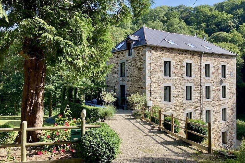 Moulin à eau de luxe spacieux, près du Mont St Michel, boisé par le ruisseau, adapté aux enfants in Saint James, Région d'Avranches
