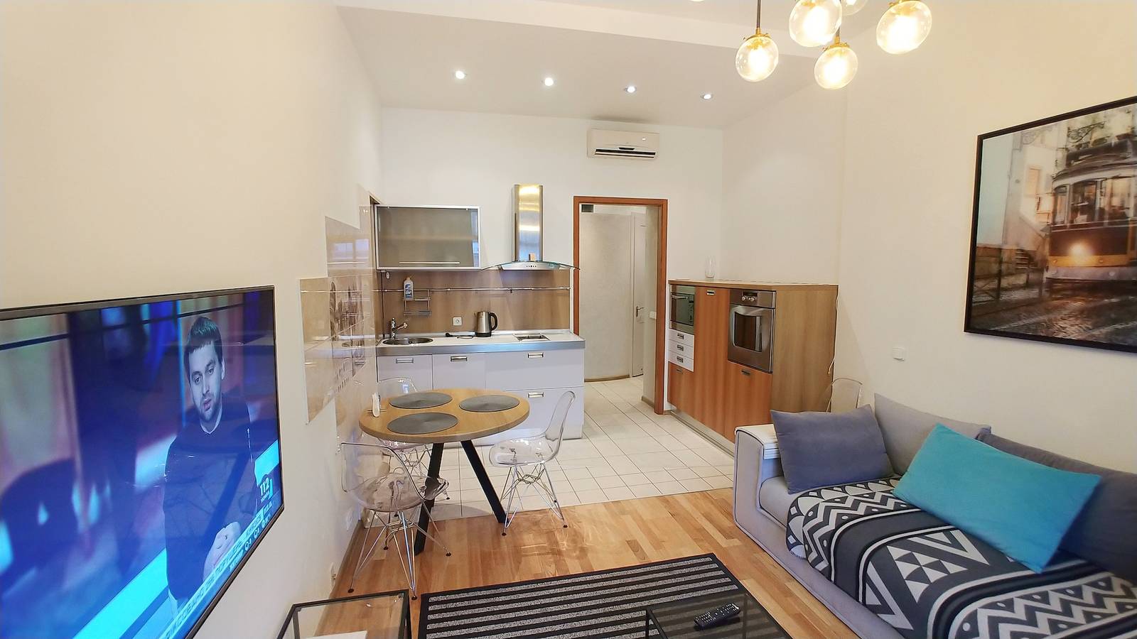 Ganze Wohnung, Apartment mit Terrasse am Chreschtschatyk, Bessarabska-Platz in Kiew, Ukraine