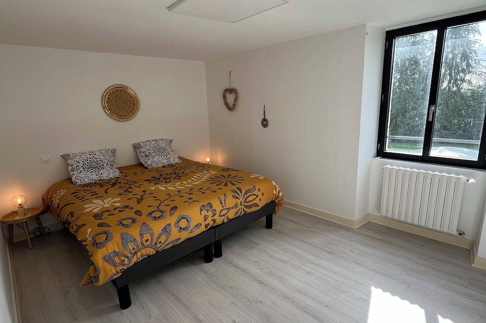 14 person vacation home with pool and spa 17 minutes from the beach in Tréméven, Quimper region