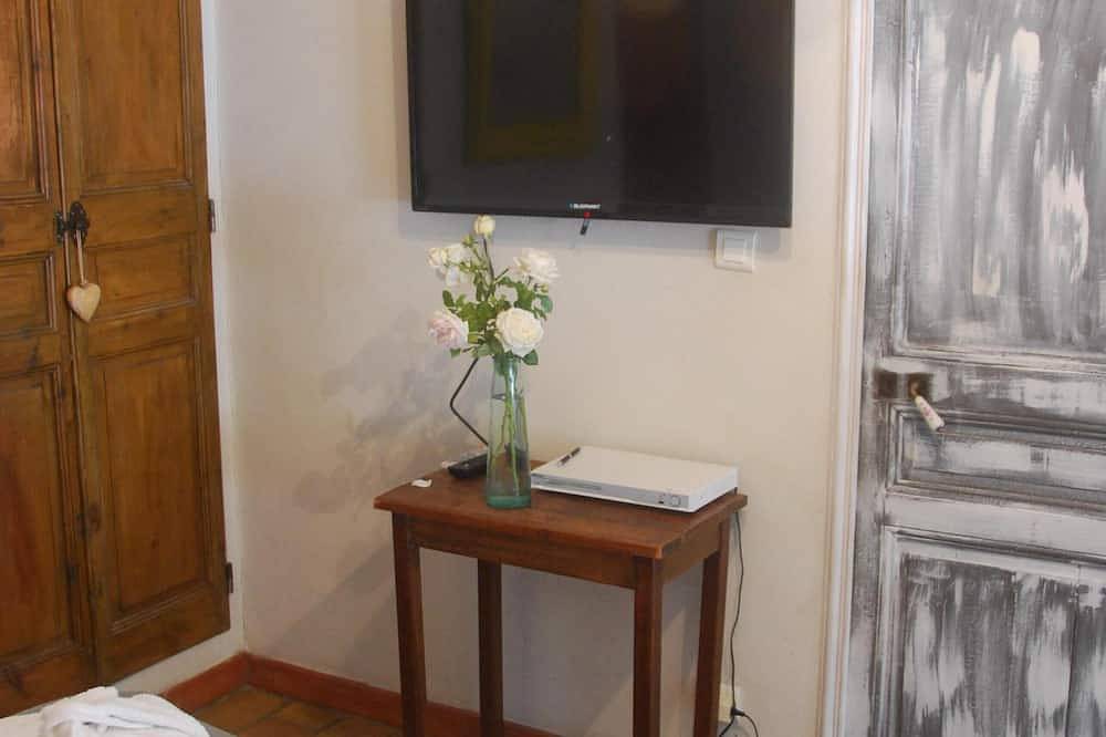Apartamento entero, Estudio con cocinas interiores y exteriores, piscina de sal (5X10), cama elástica in Salon-de-Provence, Region de Aix-en-Provence