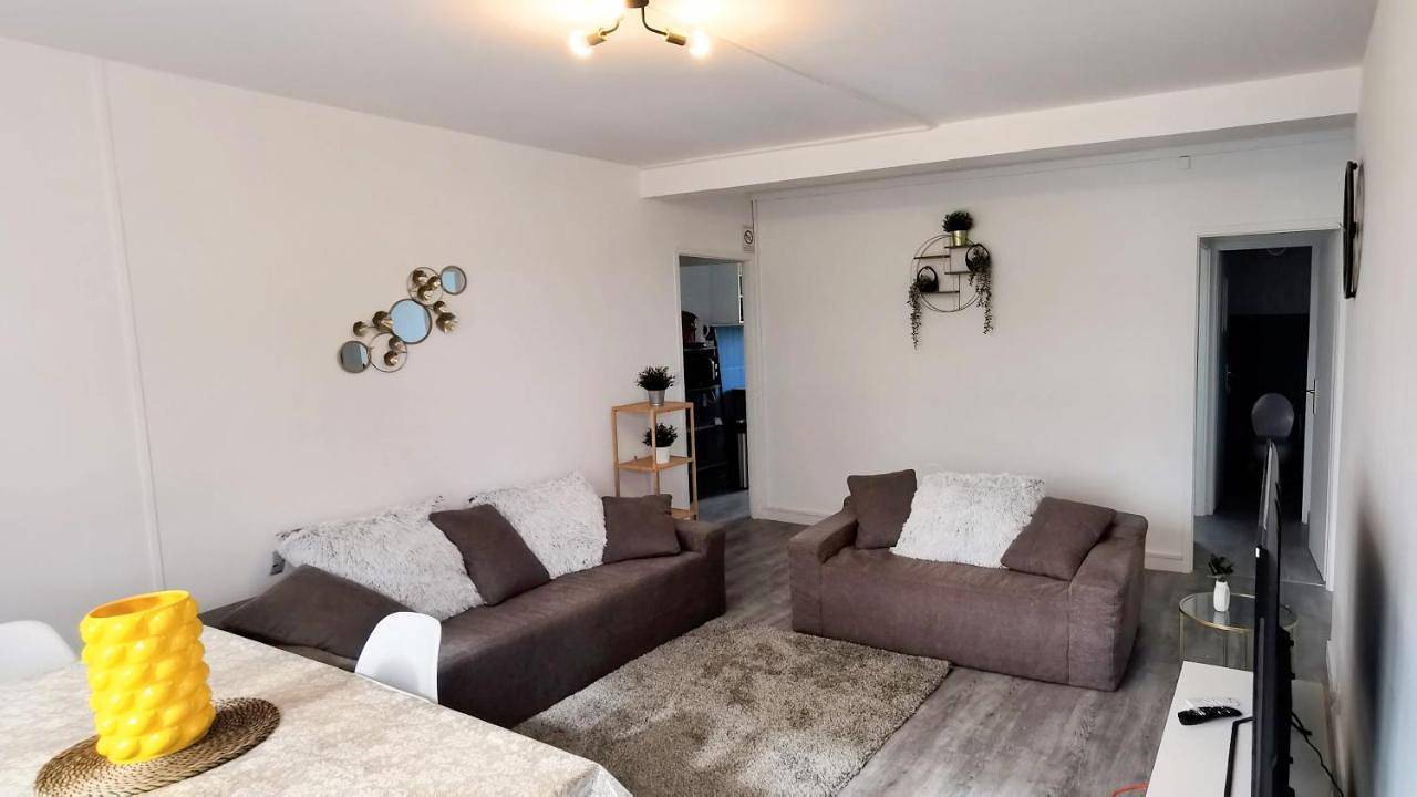 Appartement entier, Les Erables Appart - 3 chambres - Spacieux et moderne avec balcon, parking et wifi in Saint-Jean-de-la-Ruelle, Vallée de la Loire