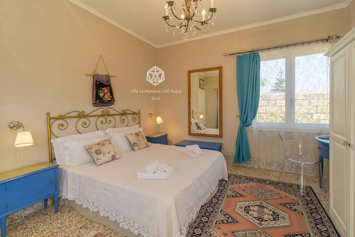 Villa per gruppi, accesso privato alla spiaggia, grande giardino ed area giochi. in Lido Spinasanta, Scicli