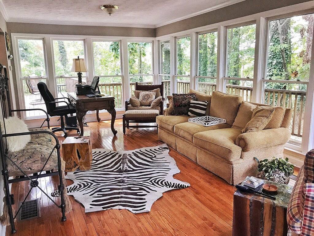 Spaß und familienfreundliches Lake House mit großem zweistöckigem Dock mit Lounge-Möbeln in Lake Lanier