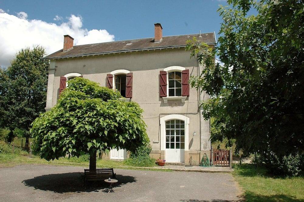 Former French railway station with private swimming pool and Wifi in Berneuil (Bellac), Región de Bellac