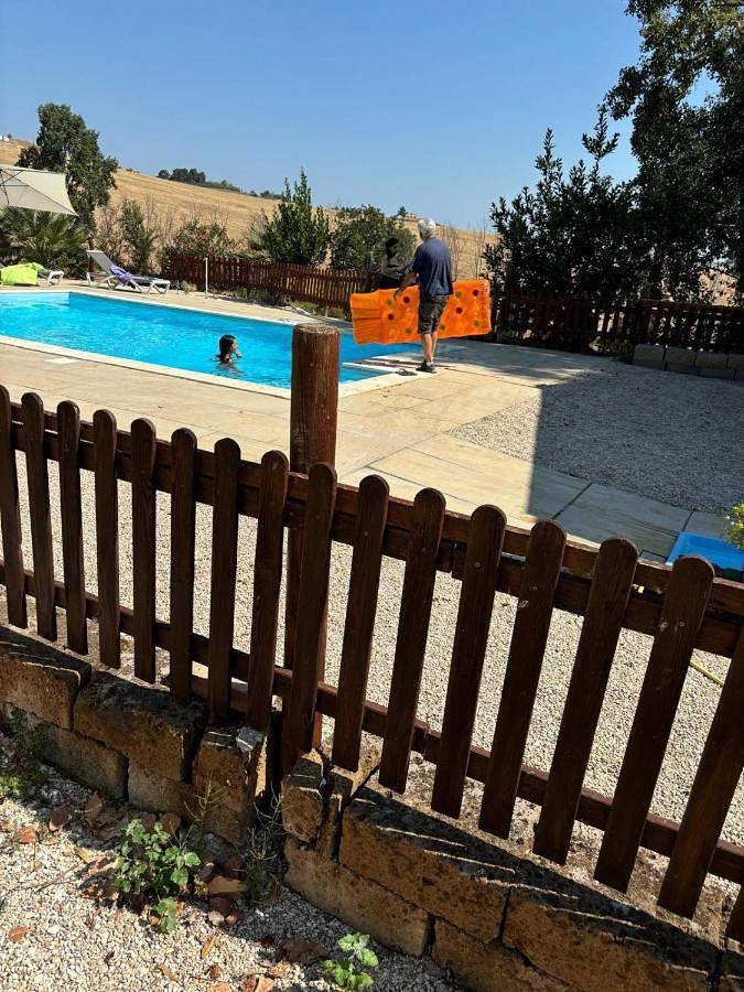 Agriturismo per 6 persone, con piscina e terrazza in Jesi