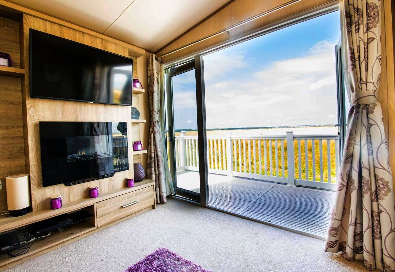 River Lodge Platinum Plus Holiday Home with River Views, Free Wifi & Netflix in Camber, East Sussex