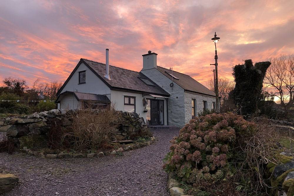 Beautifully converted dream retreat for 2 - hot tub, glorious views of Snowdon! in Snowdonia