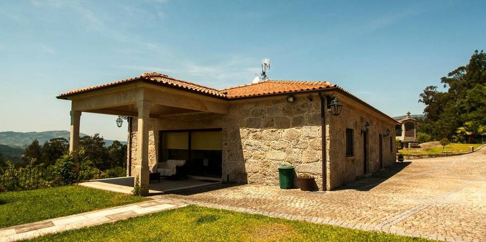 Casa rural para 22 personas, con jardín además de vistas y piscina, Se admiten mascotas en Arcos de Valdevez - 2