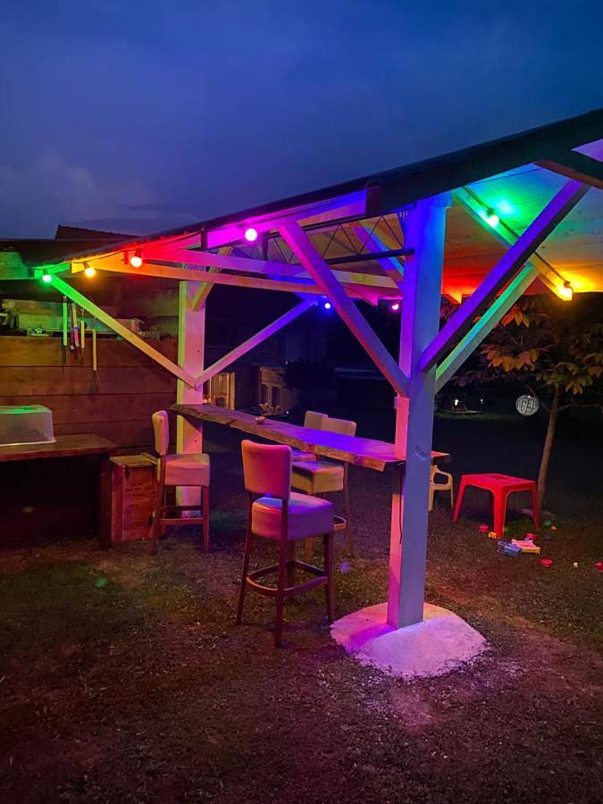 Gîte pour 8 personnes, avec piscine ainsi que vue et jardin dans Charmes (Côte-d'Or)