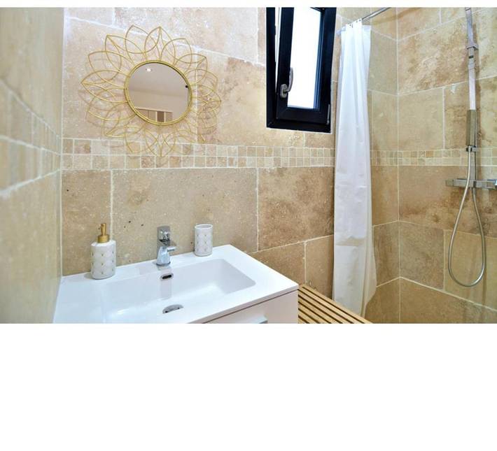 Location de vacances pour 7 personnes, avec terrasse ainsi que piscine et vue à Bezouce - 2