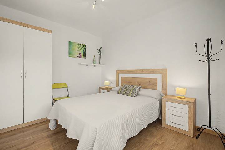 Entire apartment, Room 'Bambu' with shared terrace, Wi-Fi and air conditioning in el Poblenou del Delta, Amposta
