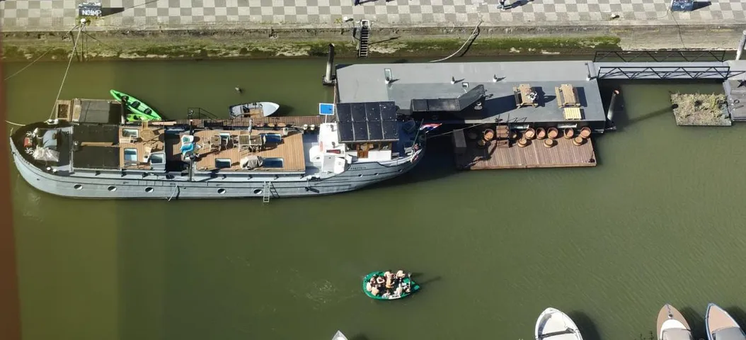 Barco para 4 personas, con terraza además de sauna y vistas, Se admiten mascotas - 1