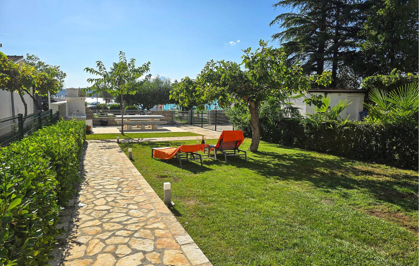Ganze Ferienwohnung, Gemütliche 2-Zimmer-Wohnung mit Terrasse, WLAN und 1,5 km zum Strand in Biograd na Moru, Zadar