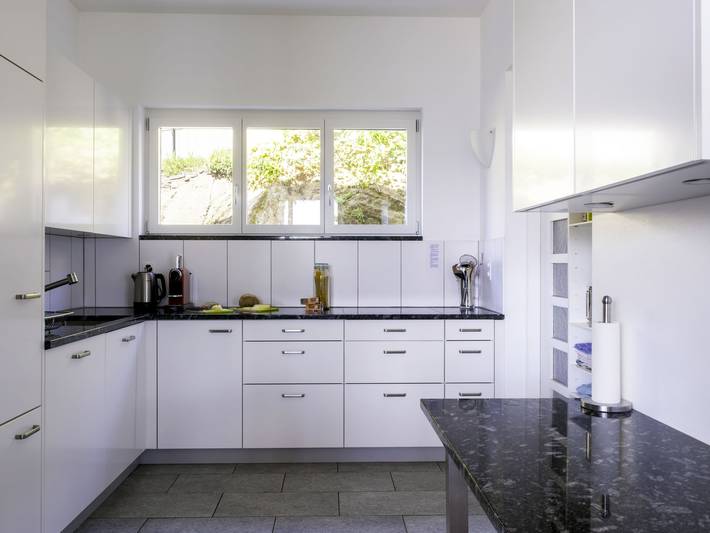 Ferienhaus für 8 Personen, mit Seeblick und Ausblick sowie Terrasse und Garten am Luganersee - 4