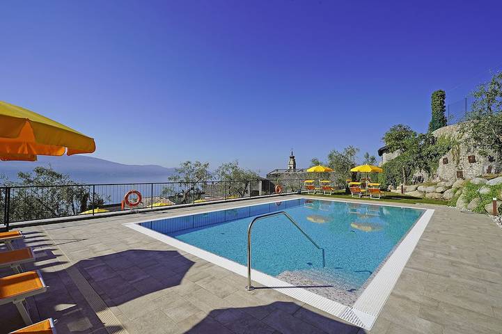 Ferienwohnung für 4 Personen, mit Garten und Whirlpool sowie Pool in Gargnano