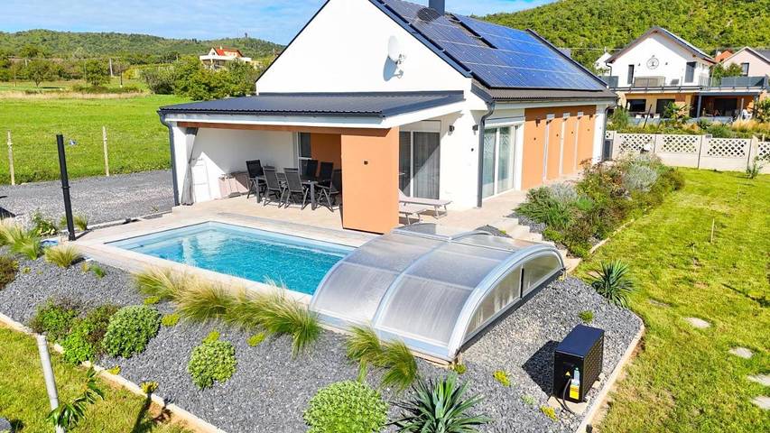 Ferienhaus für 6 Personen, mit Terrasse und Garten sowie Pool und Seeblick