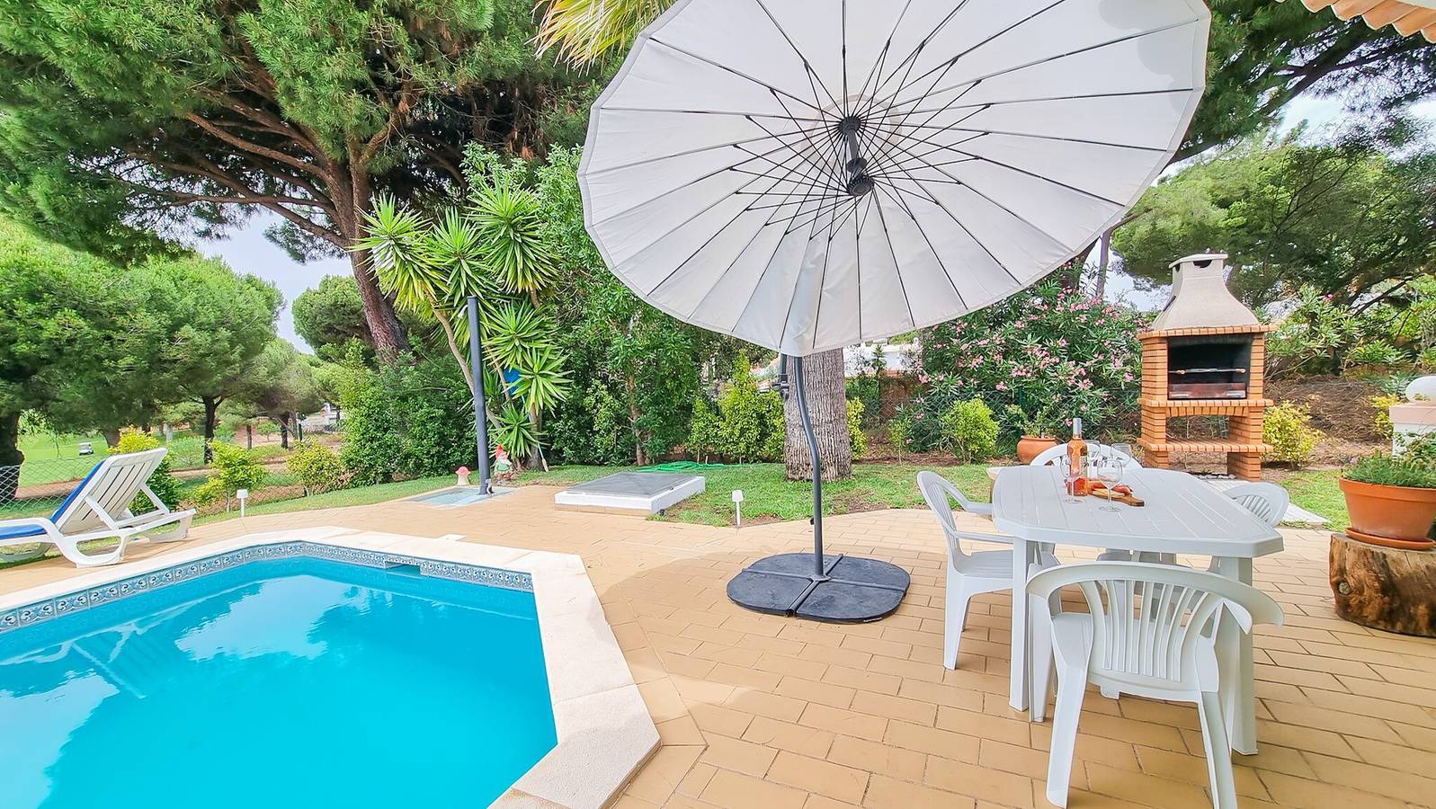 Maison de vacances 'Maria - Vilamoura Golf Side' avec piscine, terrasse et Wi-Fi in Quarteira, District de Faro