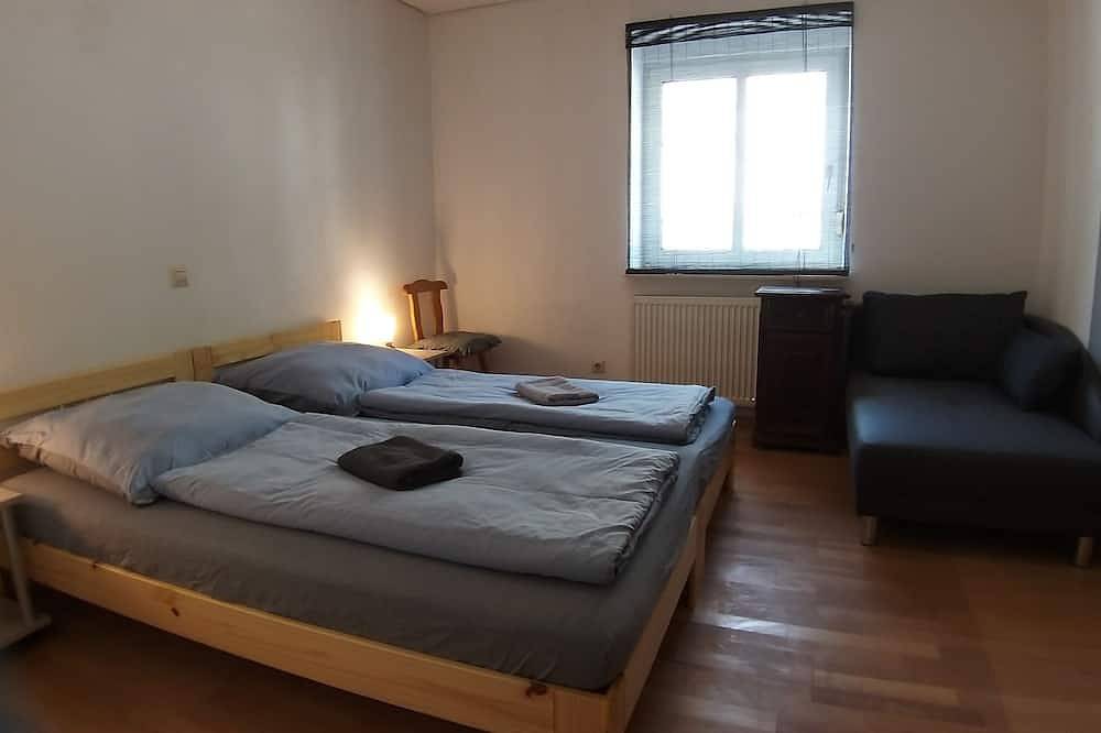 Ganze Wohnung, Ferienwohnung im Eg mit sonnigem Südbalkon Nähe Barbarossa-Therme und Zentrum in Göppingen, Landkreis Göppingen