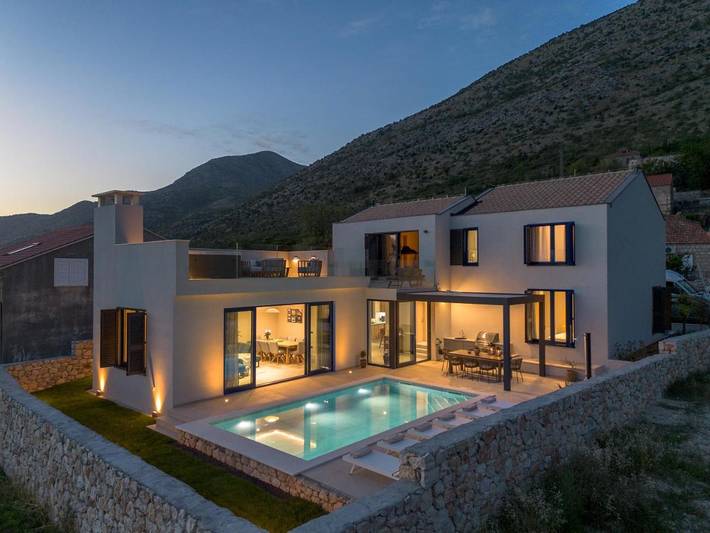 Villa pour 8 personnes, avec jardin et piscine ainsi que sauna et jacuzzi à Slano