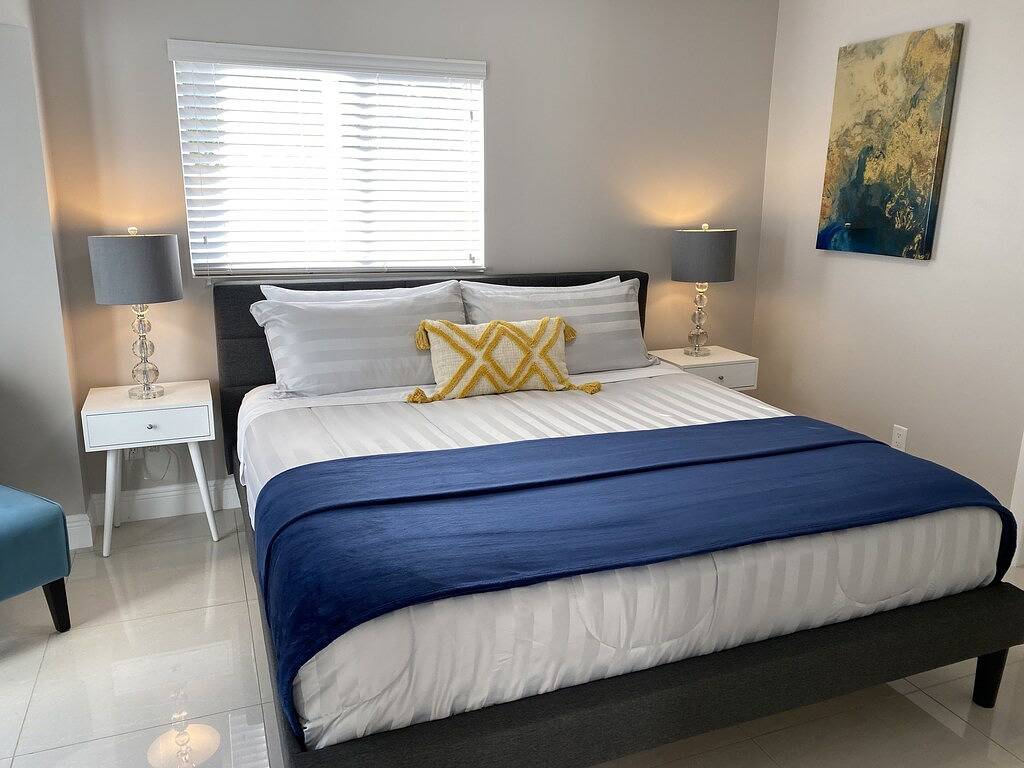 Ganze Wohnung, Monat zu Monat Luxus-Vermietung - 3 Minuten zu Fuß zum Strand in Pompano Beach, Broward County