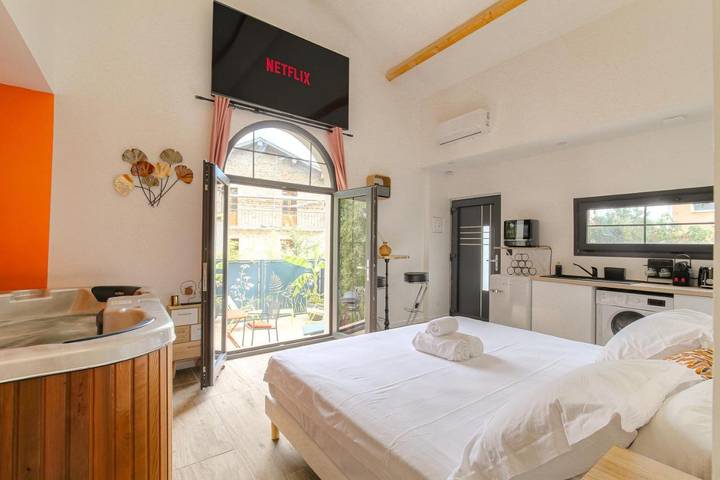 Gîte pour 2 personnes, avec terrasse ainsi que jardin et jacuzzi à Dardilly - 4