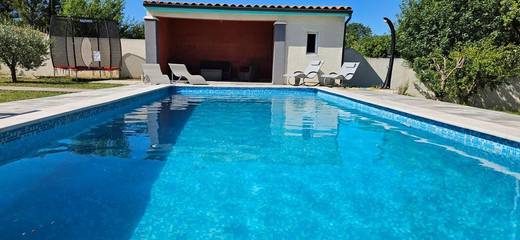 Location de vacances pour 8 personnes, avec jardin et piscine à Villemoustaussou