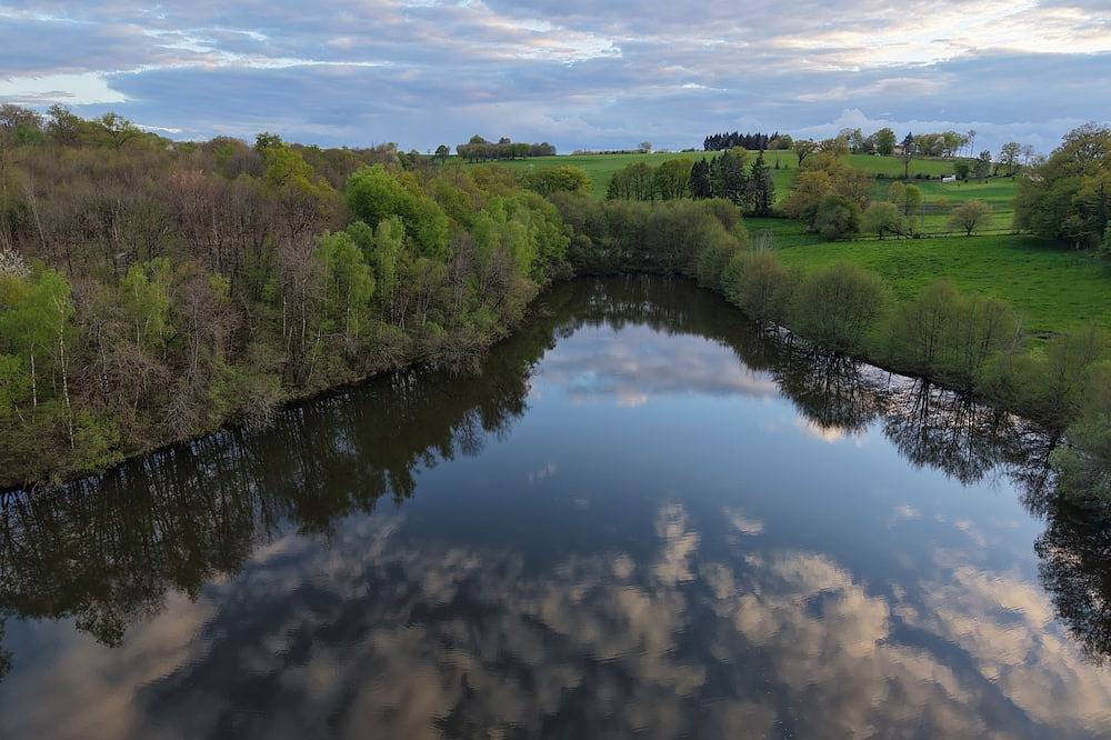 Maison de campagne confortable parc arboré et lac privé sur 3ha 15 min Limoges in Vicq-sur-Breuilh, Région de Limoges