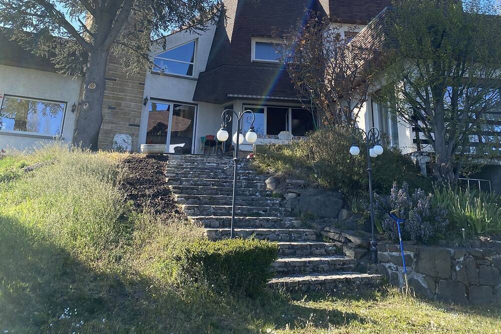 Maison atypique avec vue panoramique et piscine. in Châteaugay, Parc naturel régional des Volcans d'Auvergne