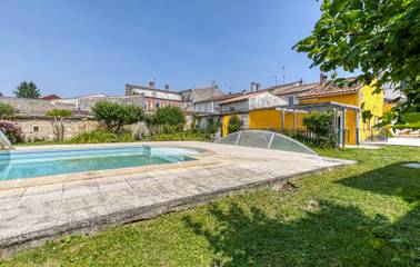 Gîte pour 3 personnes, avec terrasse et piscine à Saint-Jean-d'Angély