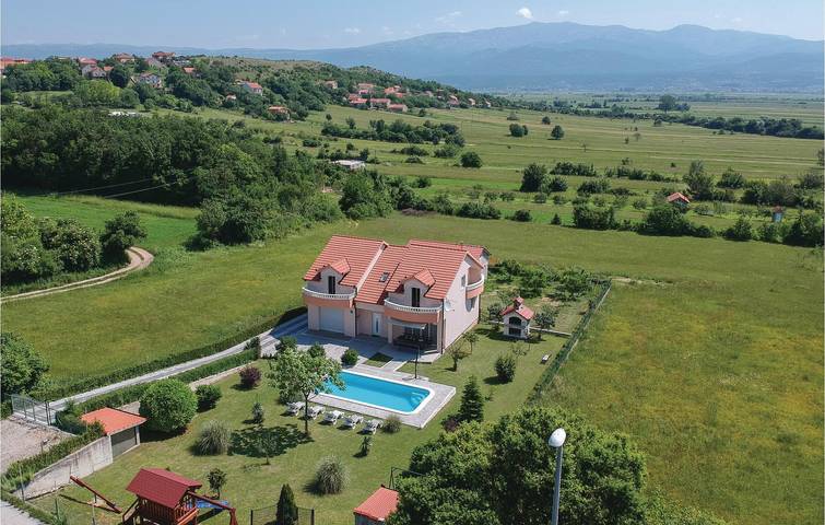 Reizende 2-Zimmer-Wohnung mit Pool, Terrasse und WLAN in Dalmatinisches Zagora