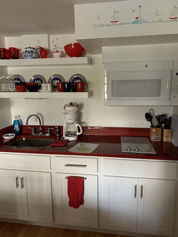 Ganze Wohnung, Gorgeous lake beachfront private apartment with canoe, kayaks, & home theatre in East Harwich, Harwich