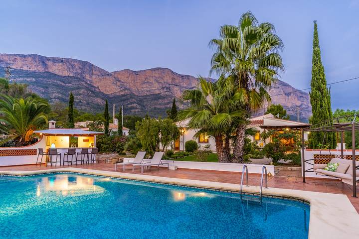 Villa voor 6 personen, met zwembad en tuin in Jávea