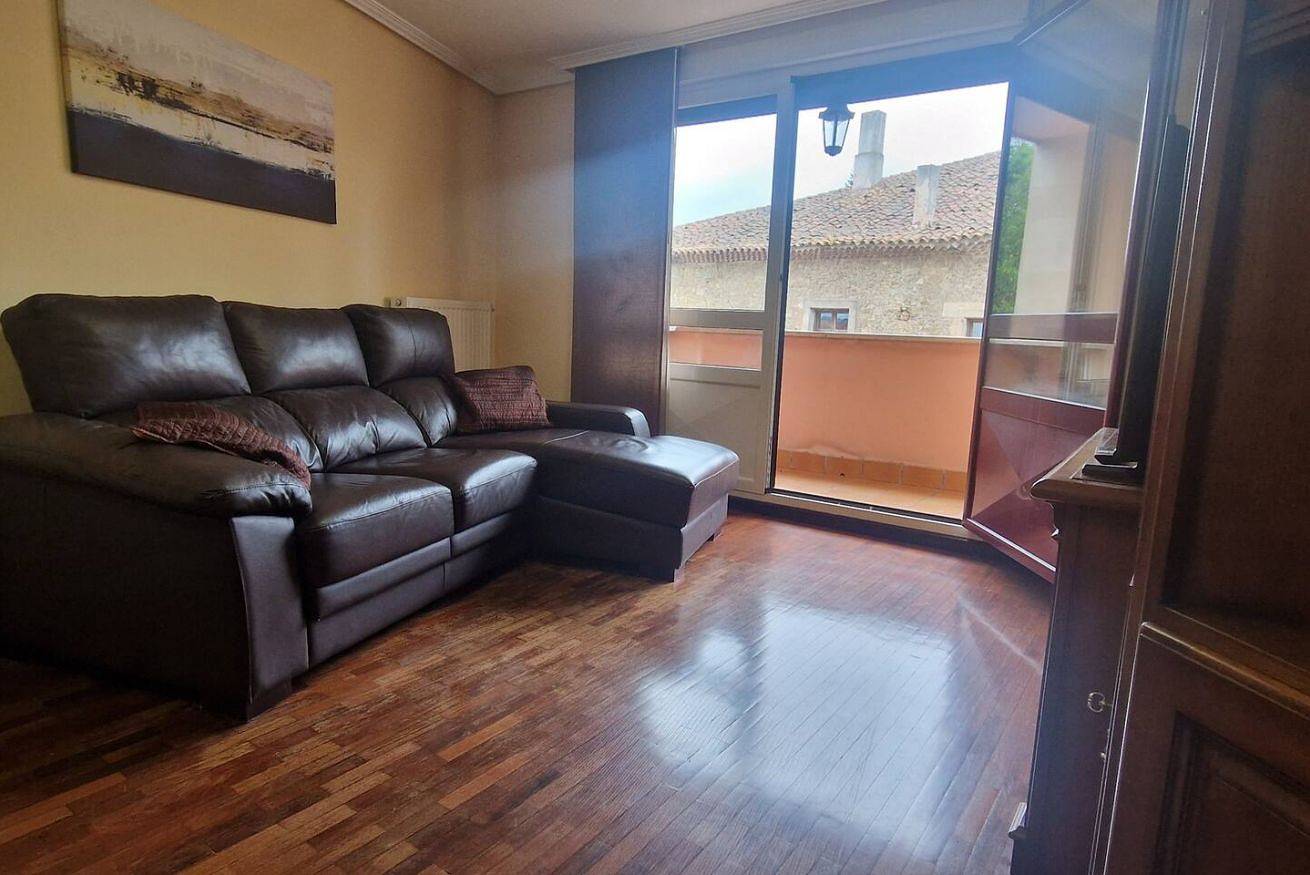 Entire apartment, Spacious apartment with Wi-Fi, dishwasher, and full kitchen in Noreña, Asturias Province