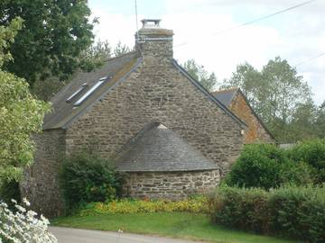 Gîte pour 3 personnes, avec jardin à Plouguenast