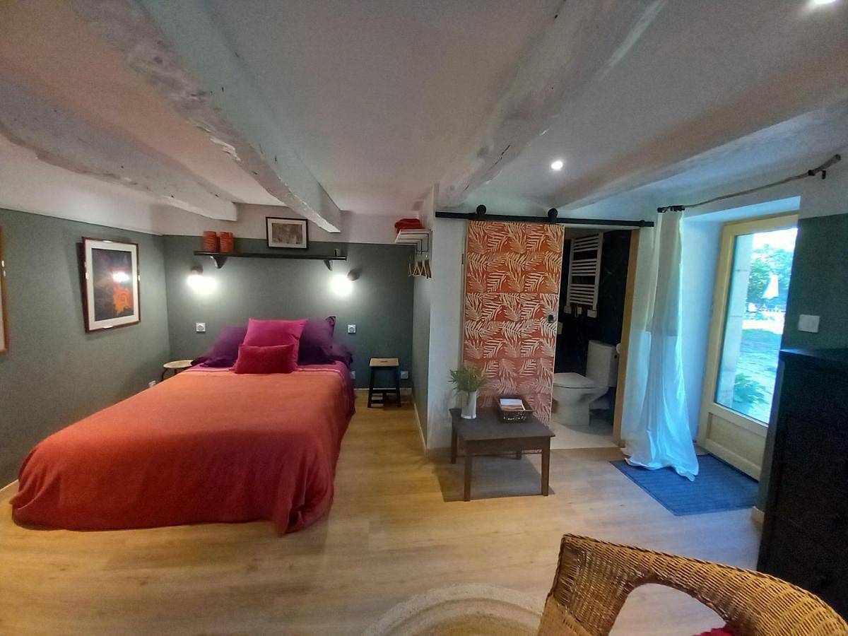 Double Room with Private Bathroom in Lalbenque, Quercy