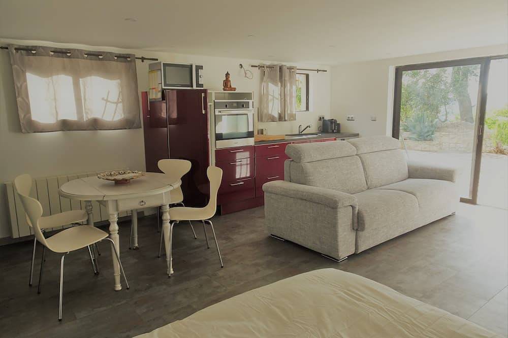 Entire apartment, Bas de villa near Calanques de Cassis in quiet subdivision in Carnoux-en-Provence, Marseille region