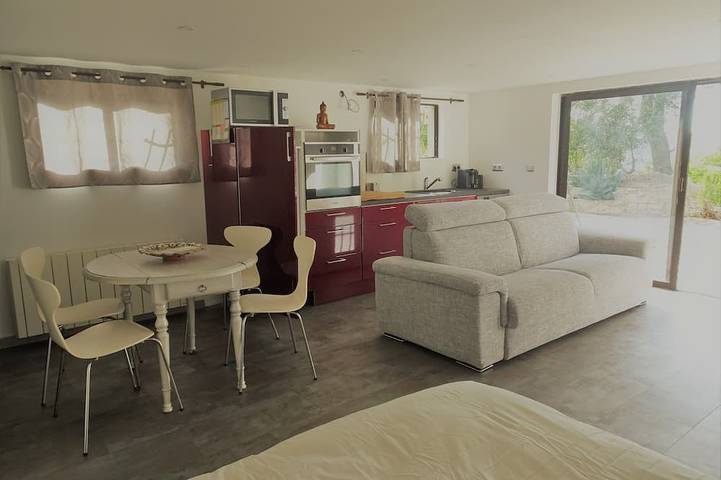 Entire apartment, Bas de villa near Calanques de Cassis in quiet subdivision in Carnoux-en-Provence, Mediterranean Coast (France)