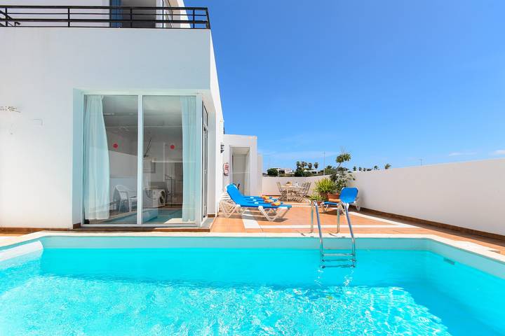 Puerto del Carmen Hermosa casa de vacaciones con piscina climatizada, patio privado y excelente ubicación in Puerto del Carmen, Tías