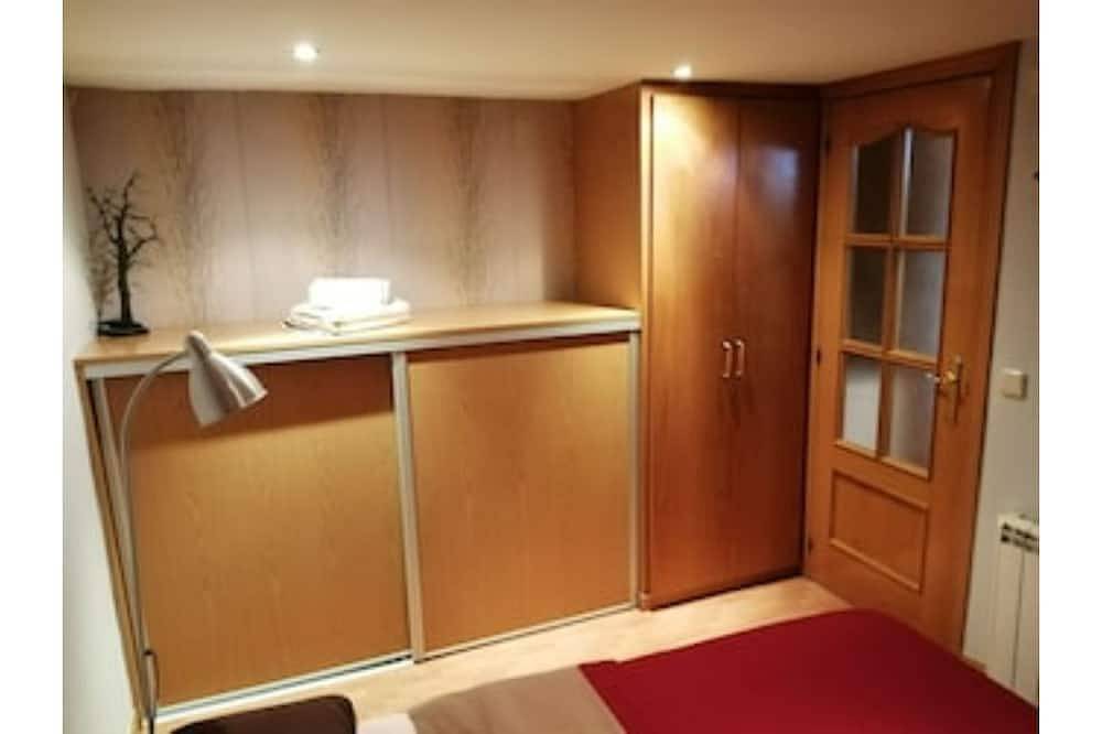 Entire apartment, 1 Room Deluxe Barajas Apartment in Barajas, Madrid