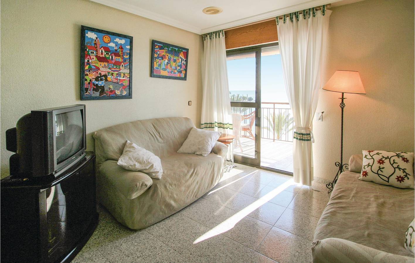 Ganze Ferienwohnung, 87m² Terrassenapartment mit WiFi & Parkplatz, 1,5km zum Strand in Torrevieja Centre, Torrevieja