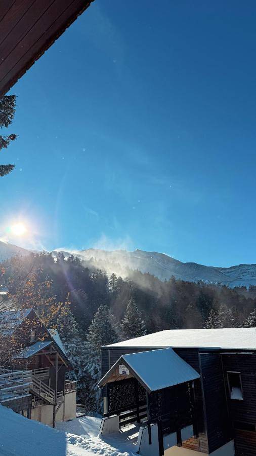 Chalet pour 12 personnes, avec Balcon et Jacuzzi ainsi que Terrasse et Vue dans Le Lioran