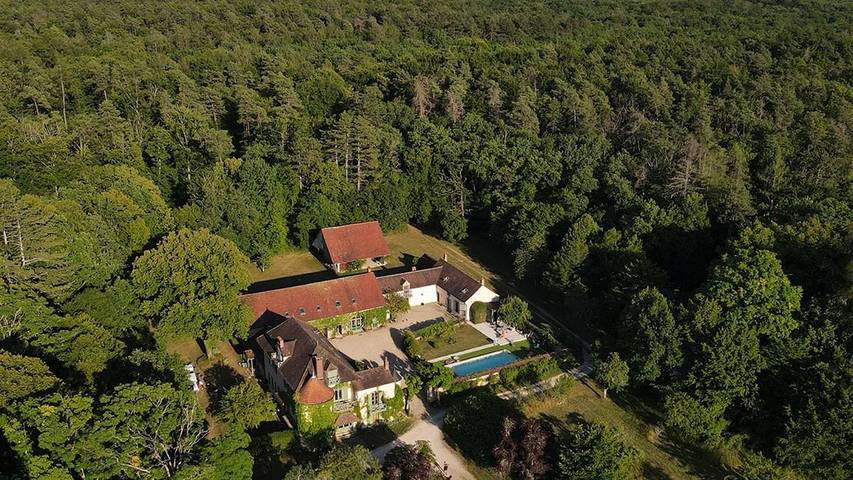 Location de vacances pour 15 personnes, avec Terrasse ainsi que Jardin et Piscine à Étivey